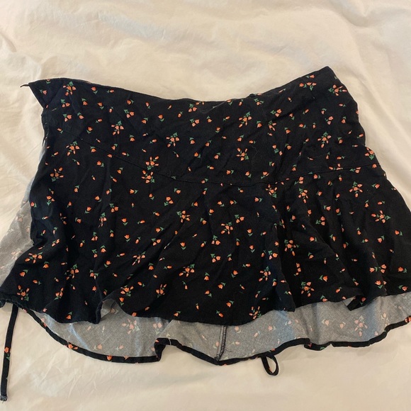 UO Gilly Ruffle Wrap Mini Skirt - Picture 2 of 3